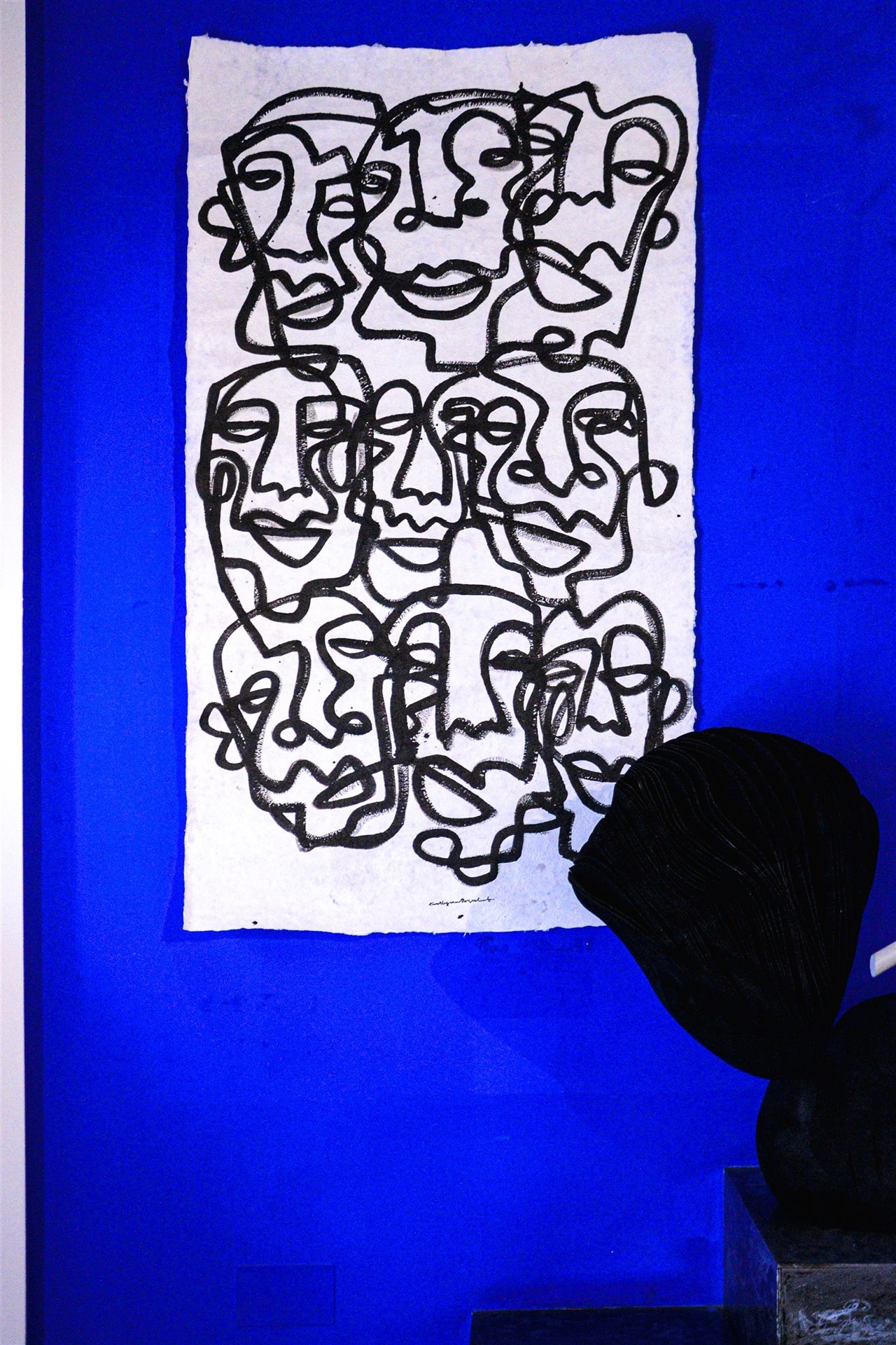 Casi siempre solo con tinta y papel, cada composición de 'Face me' trata de responder a la pregunta "¿Quién soy?".