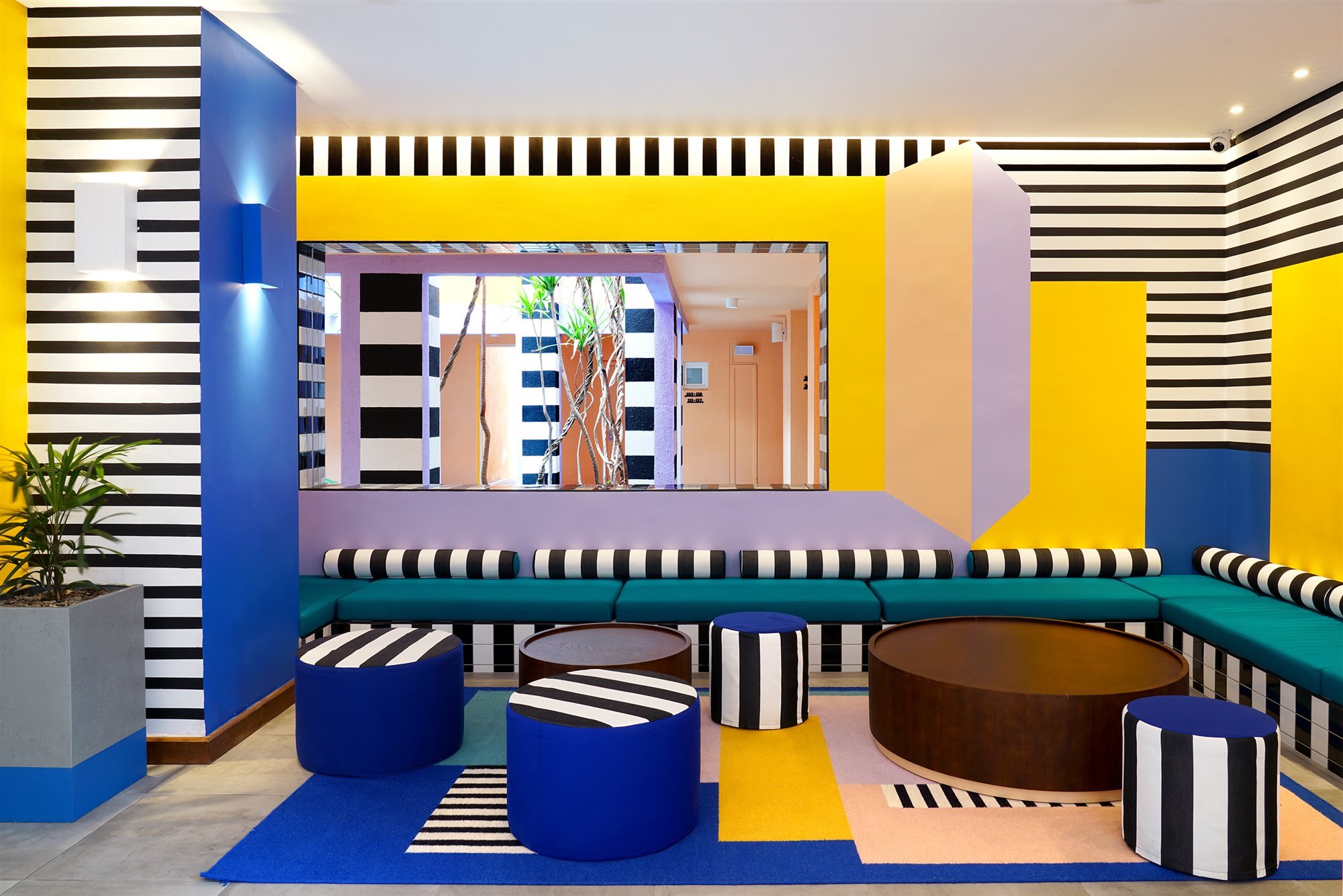 sala de estar libro House of Joy de Gestalten