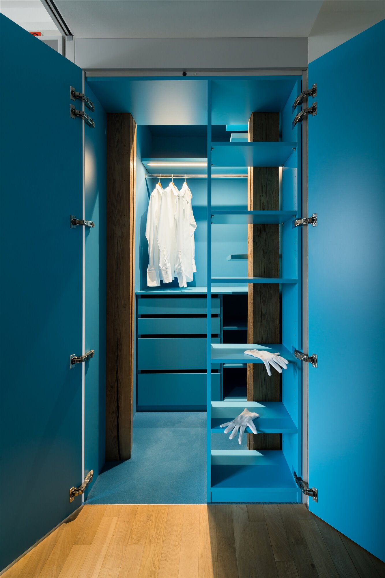 armario azul. este-architekti-art-maisonette-studio-flusser-06