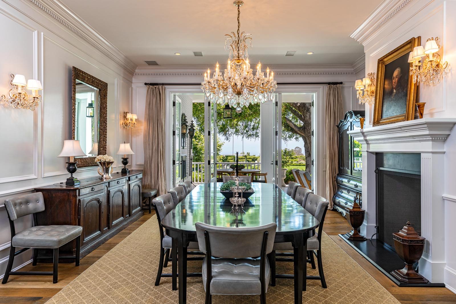 mansión adam Levine comedor lámparas doradas