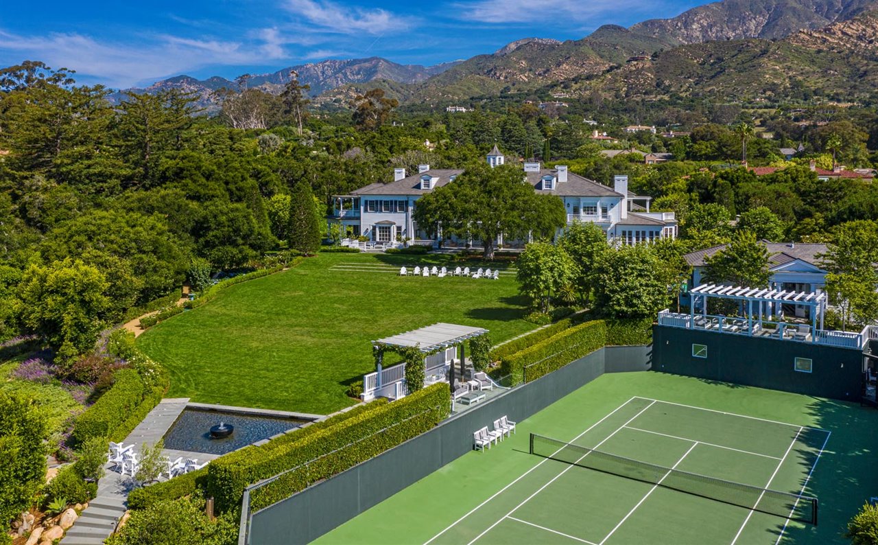 En el jardín de la mansión de Adam Levine y Behati Prinsloo se puede disfrutar de un partido de tenis