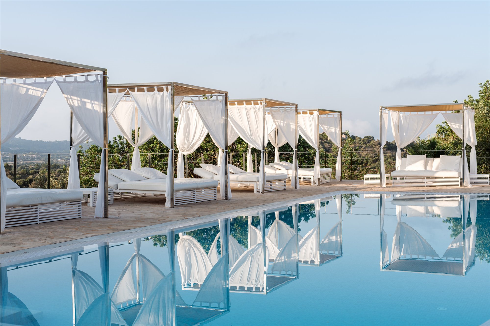 Cases de Son Barbassa. Piscina con solarium