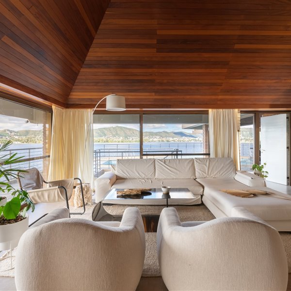Una casa en el lago convertida en mirador con vistas 360