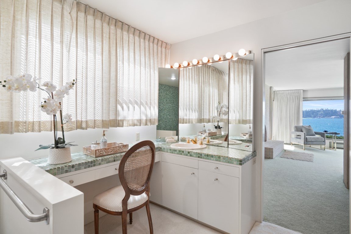 casa en la playa baño con tocador y flores Betty White