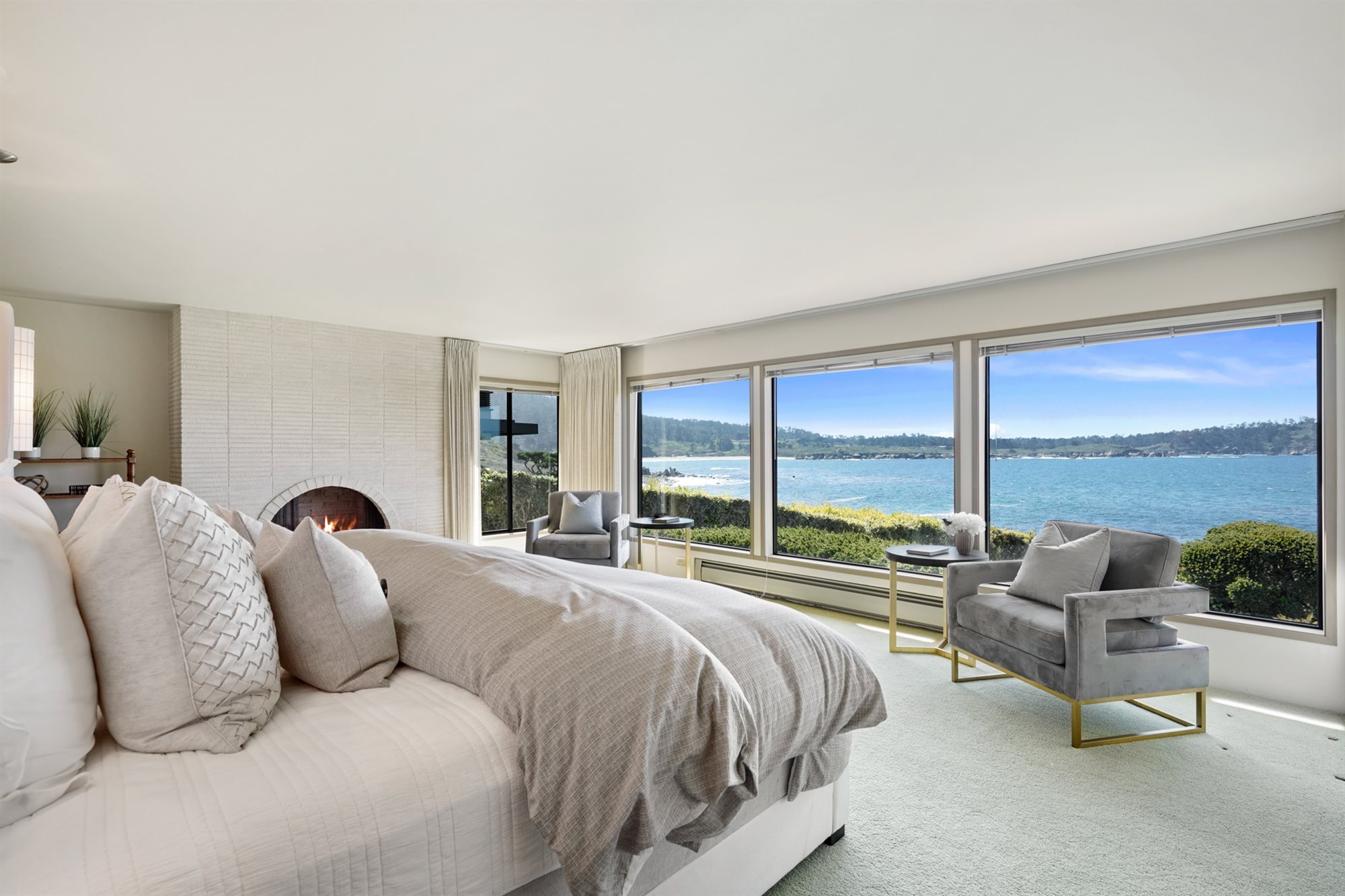 casa en la playa Betty White dormitorio blanco con vistas