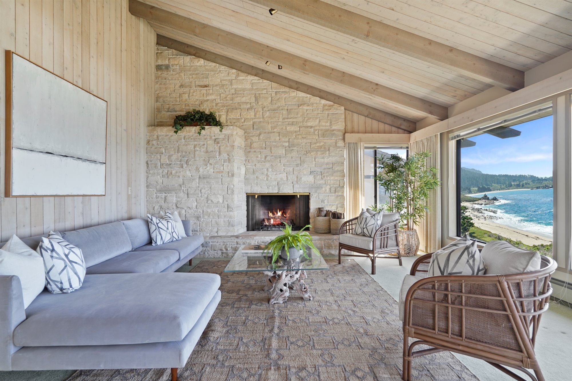 casa en la playa salón con chimenea y vistas al mar Betty White