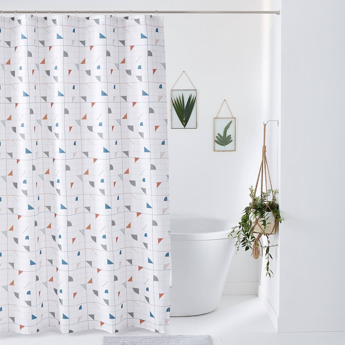 Cortina de ducha de estampado geométrico de La Redoute.