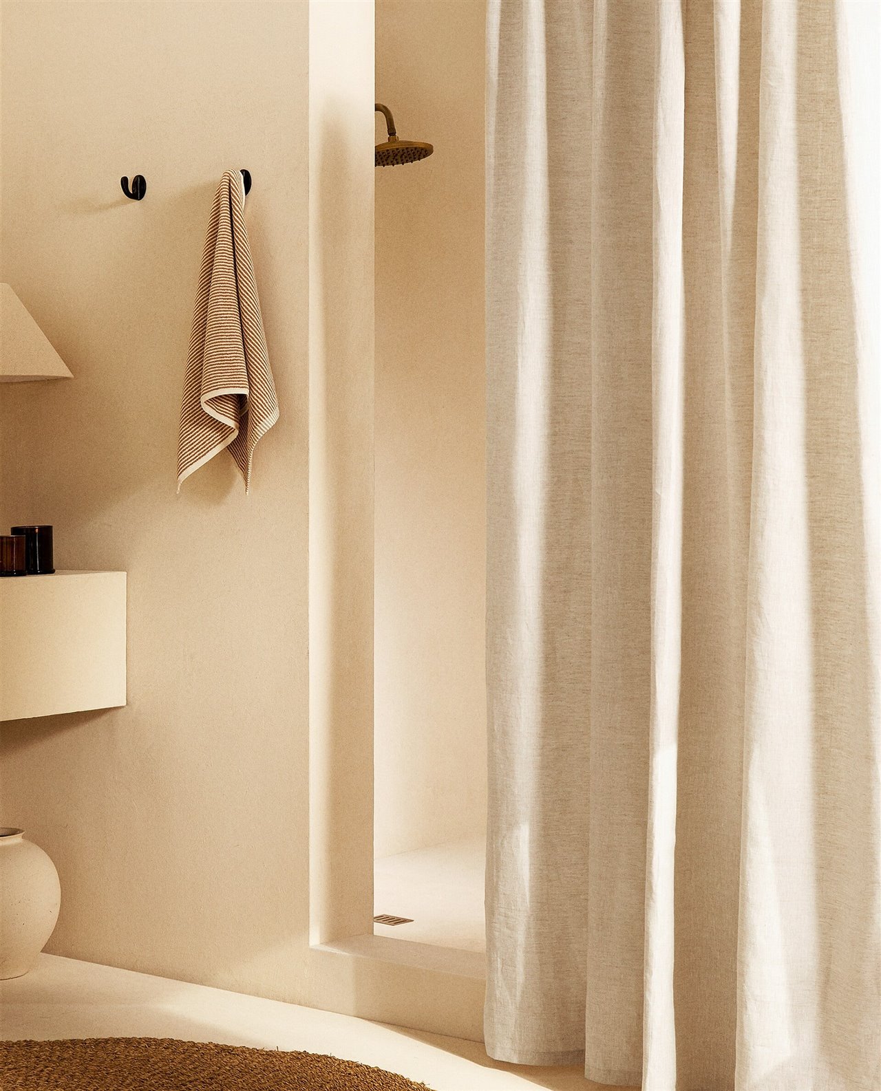 Cortinas de ducha de lino de Zara Home.
