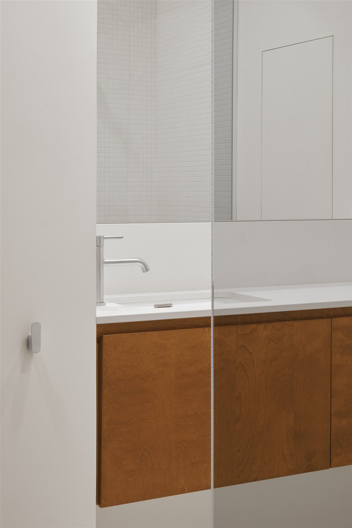 baño casa minimalista madera hormigón protagonistas