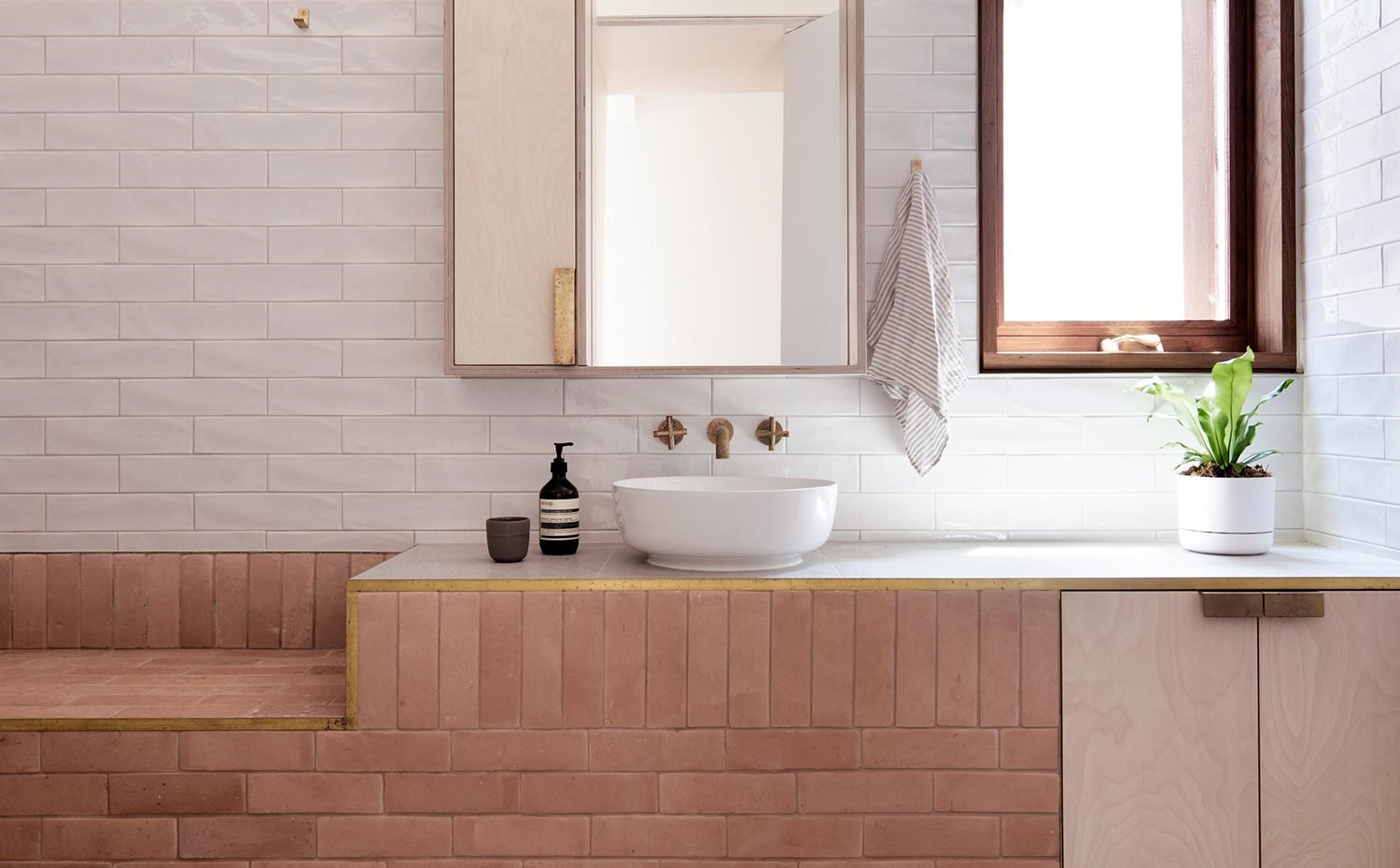 Baño revestido de cerámica, lavamanos exento, asiento de obra, grifería empotrada