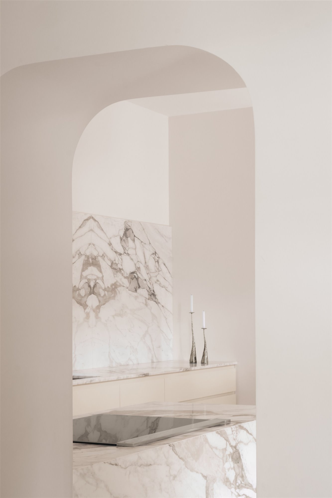 cocina blanca marmol casa minimalista madera protagonistas