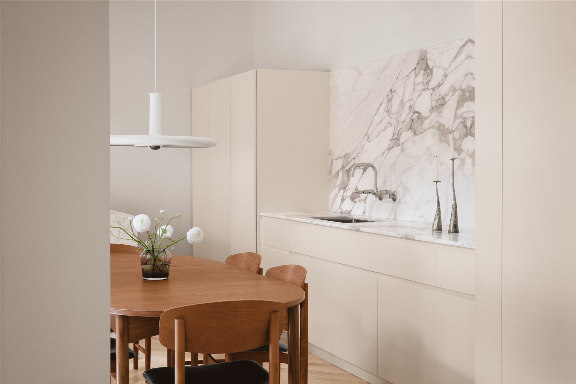 cocina salon casa minimalista madera mármol protagonistas