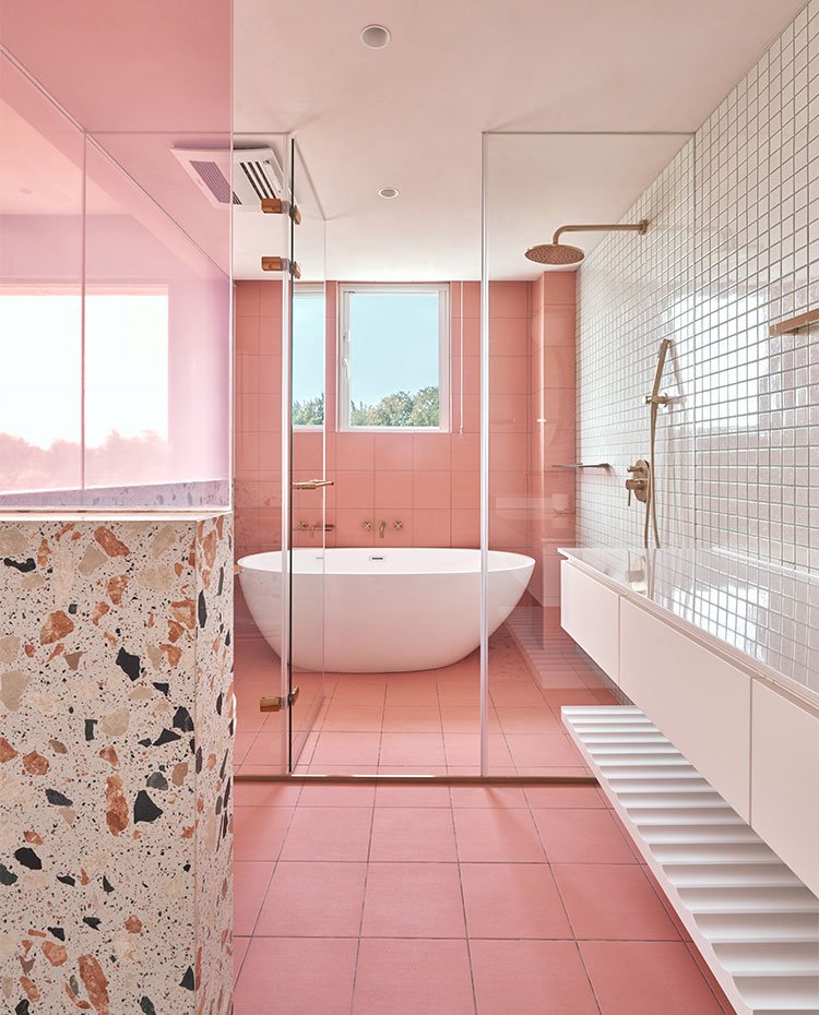 Cuarto de baño con zona de tocador y ducha y bañera, suelo en rosa