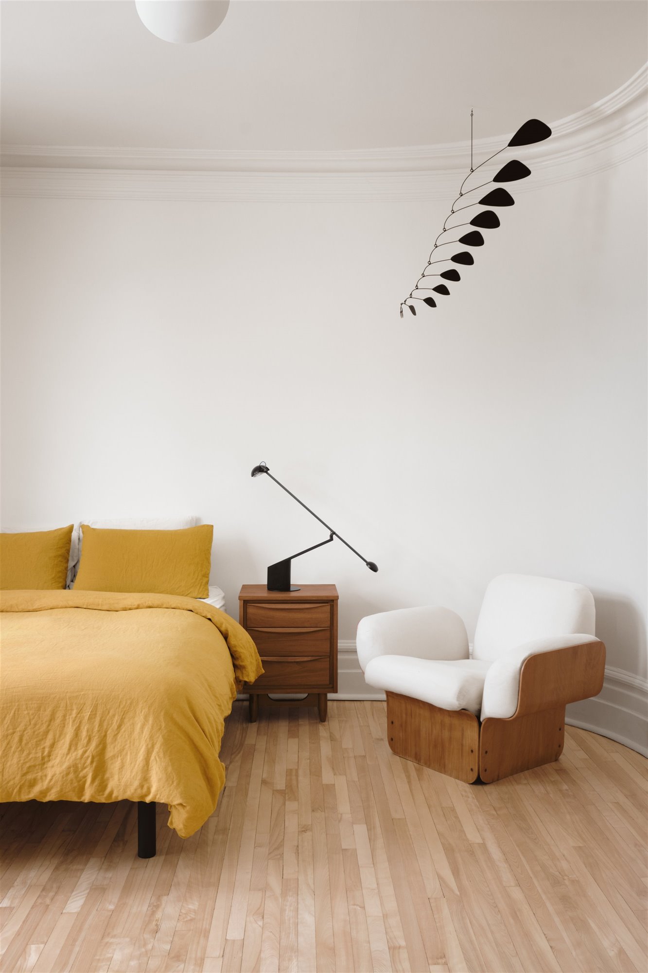 dormitorio casa minimalista madera hormigón protagonistas