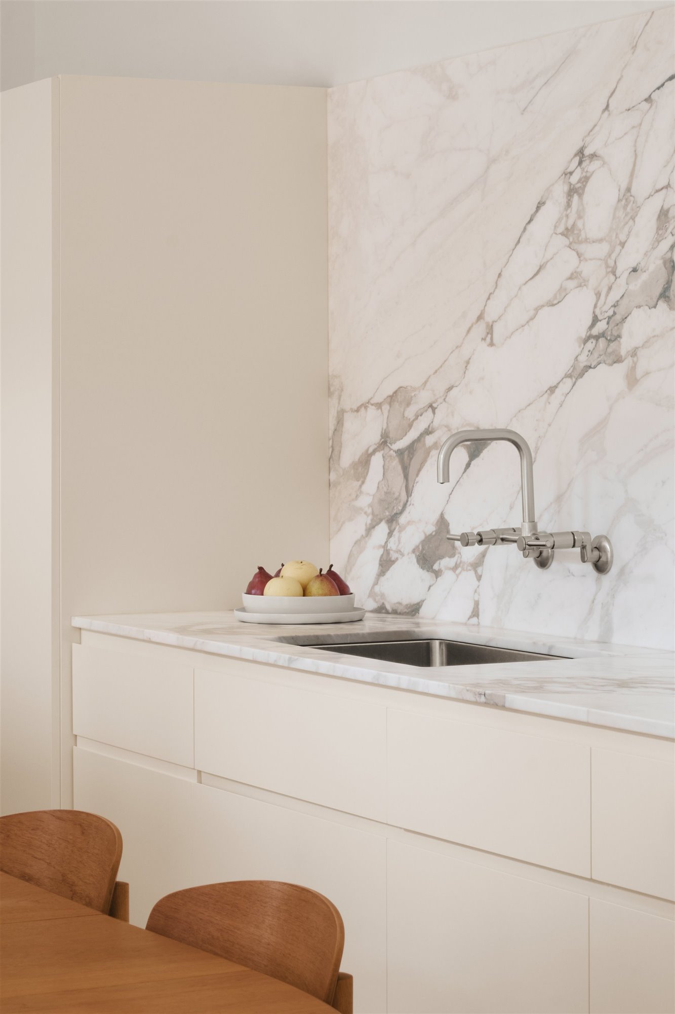 encimera casa minimalista madera mármol protagonistas