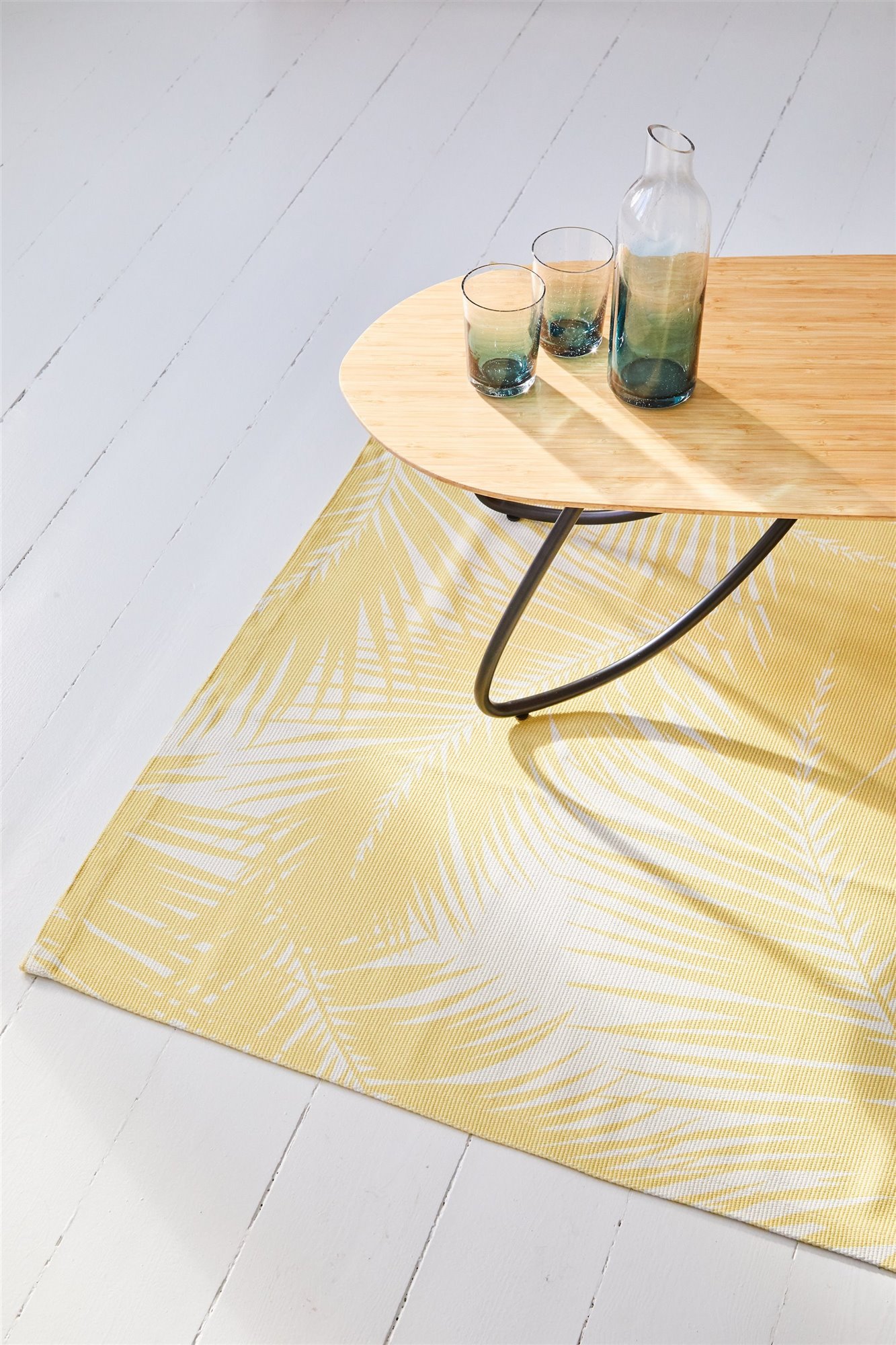 Ikea colaboración surf KÅSEBERGA mesa con vasos jarra y alfombra amarilla