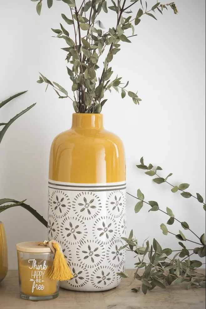 jarrón amarillo blanco y negro maisons du monde