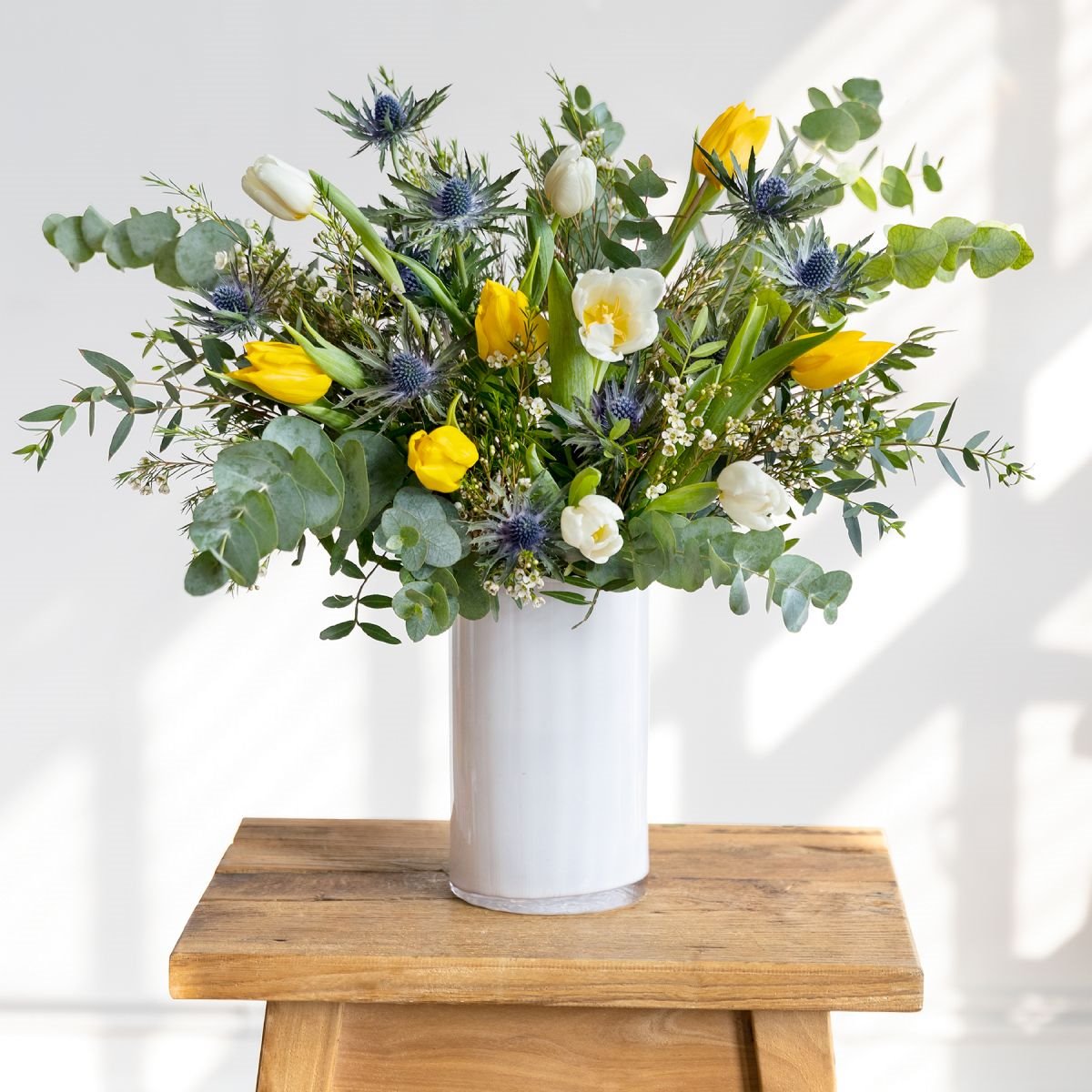 jarrón blanco con flores