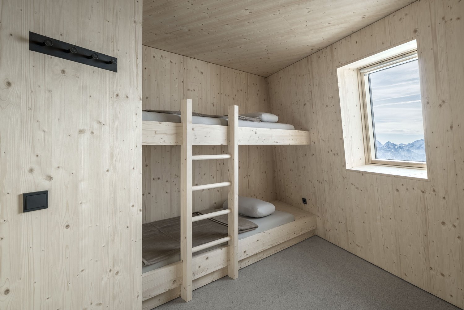 mas madera refugio-sasso-nero-stifter-bachmann-dormitorio-foto-olivier-jaist eb558614 1500x1004