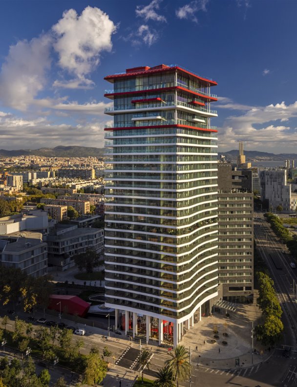 La transformación de esta torre en Barcelona hace un guiño a Miró y Gaudí
