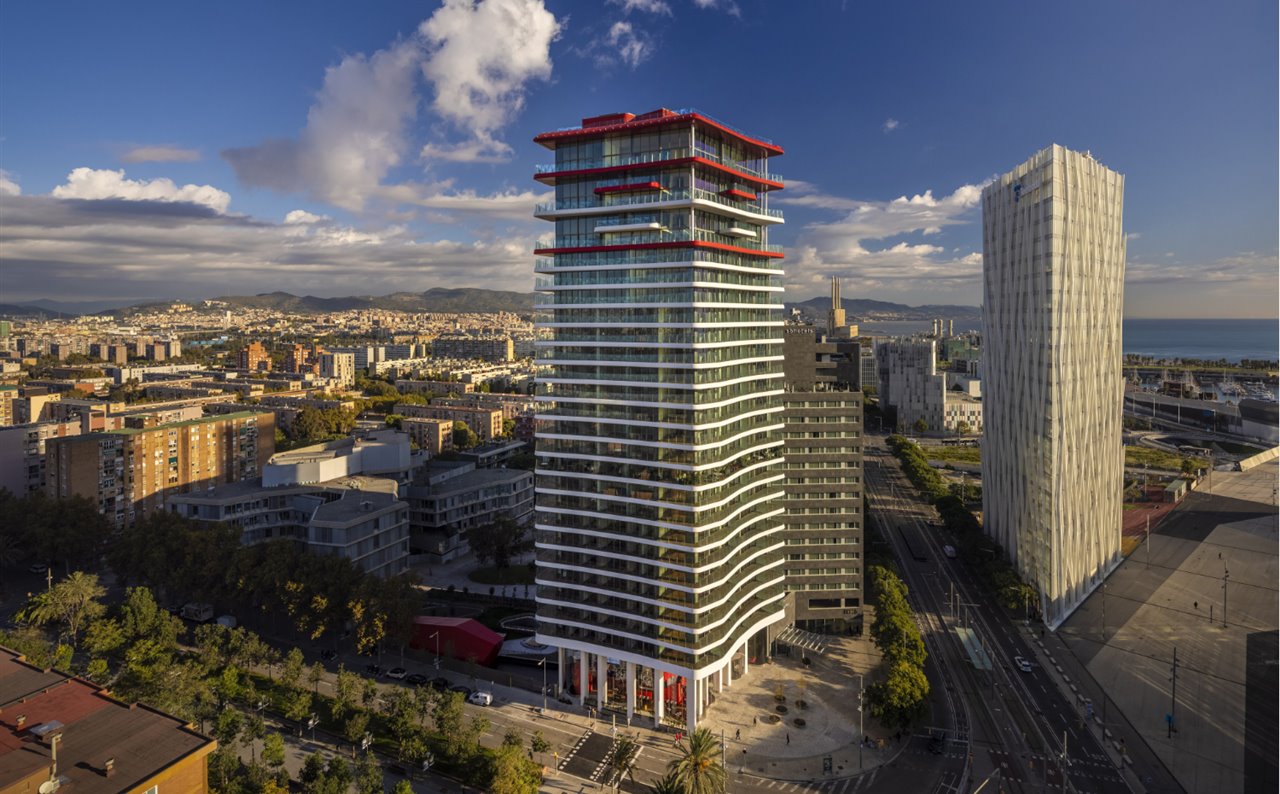 El edificio Antares se alza en el distrito de Diagonal Mar de Barcelona, al comienzo de la emblemática avenida Diagonal.