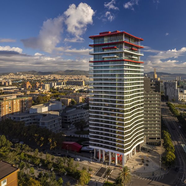 La transformación de esta torre en Barcelona hace un guiño a Miró y Gaudí