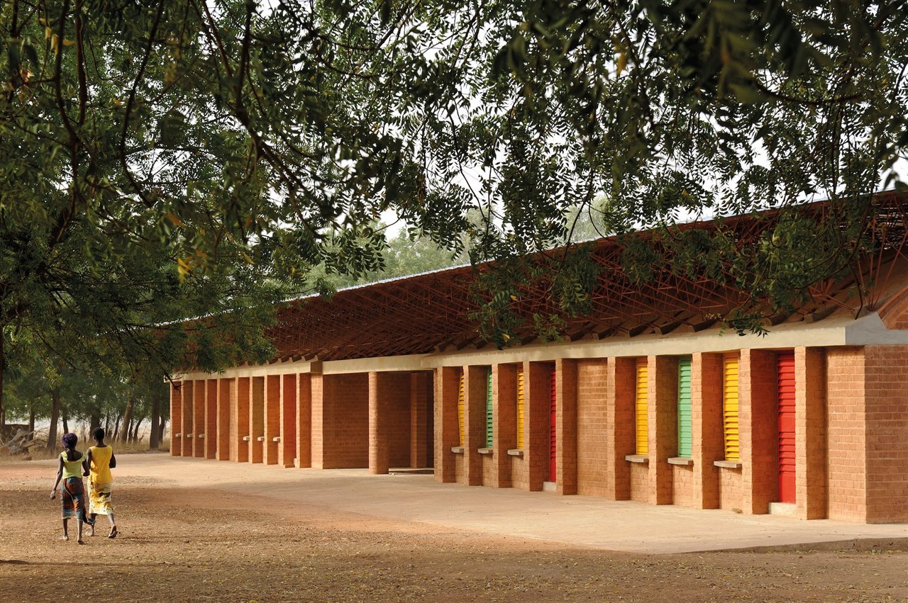 Francis Kéré, premio Pritzker 2022, es el autor de proyectos tan especiales como este, la ampliación de la escuela primaria de Gando, el pueblo donde nació. 