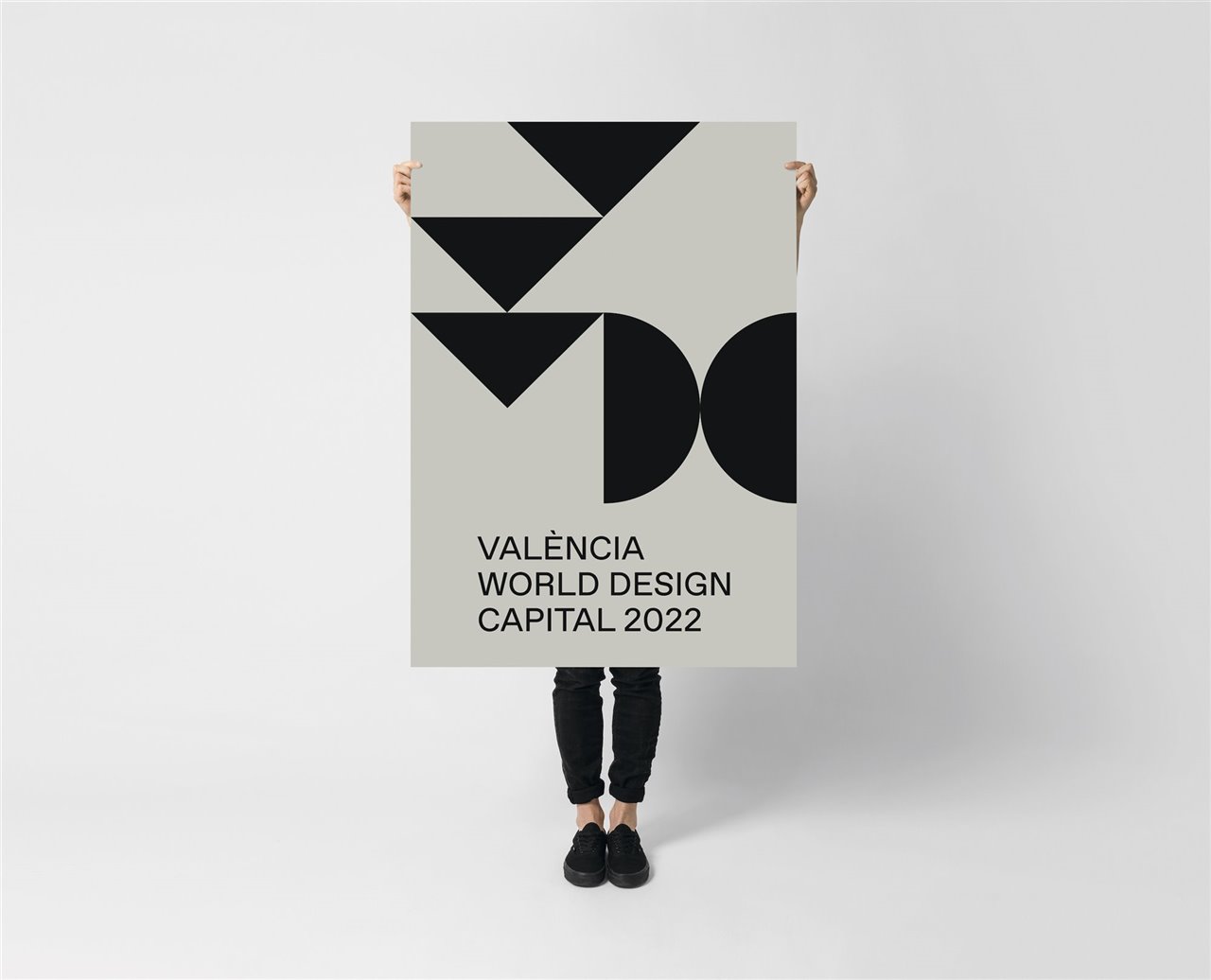 Ibán Ramón firma el cartel de Valencia Capital Mundial del Diseño 2022. En este número, repasamos lo mejor del diseño español, al que solo le falta mejorar en autoestima. 