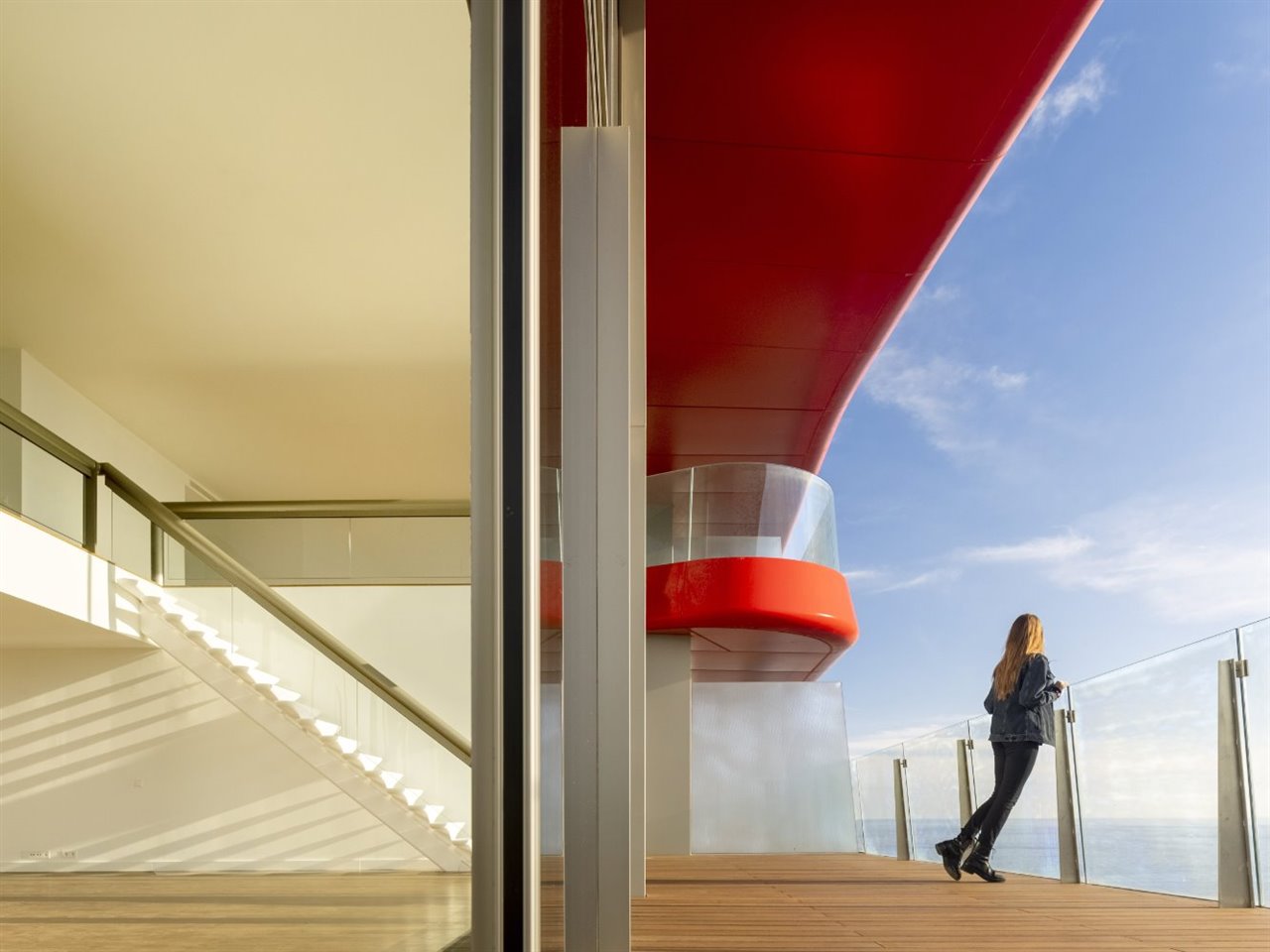 La planta interior está diseñada para proyectar al habitante hacia las espectaculares vistas. El mar, el horizonte y la ciudad son omnipresentes gracias a las amplias superficies acristaladas y balaustradas.