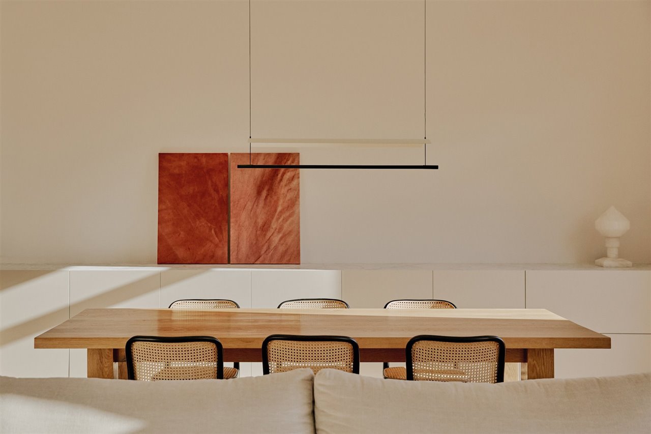 Luz, materialidad y atmósfera es la propuesta del estudio MESURA en Barcelona, con una preferencia por los tonos claros y cercanos. 