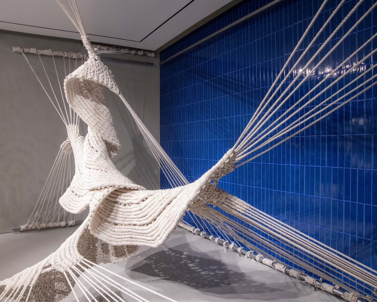 La escultura de macramé de la catalana Aurelia Muñoz expuesta en la tienda de la firma.