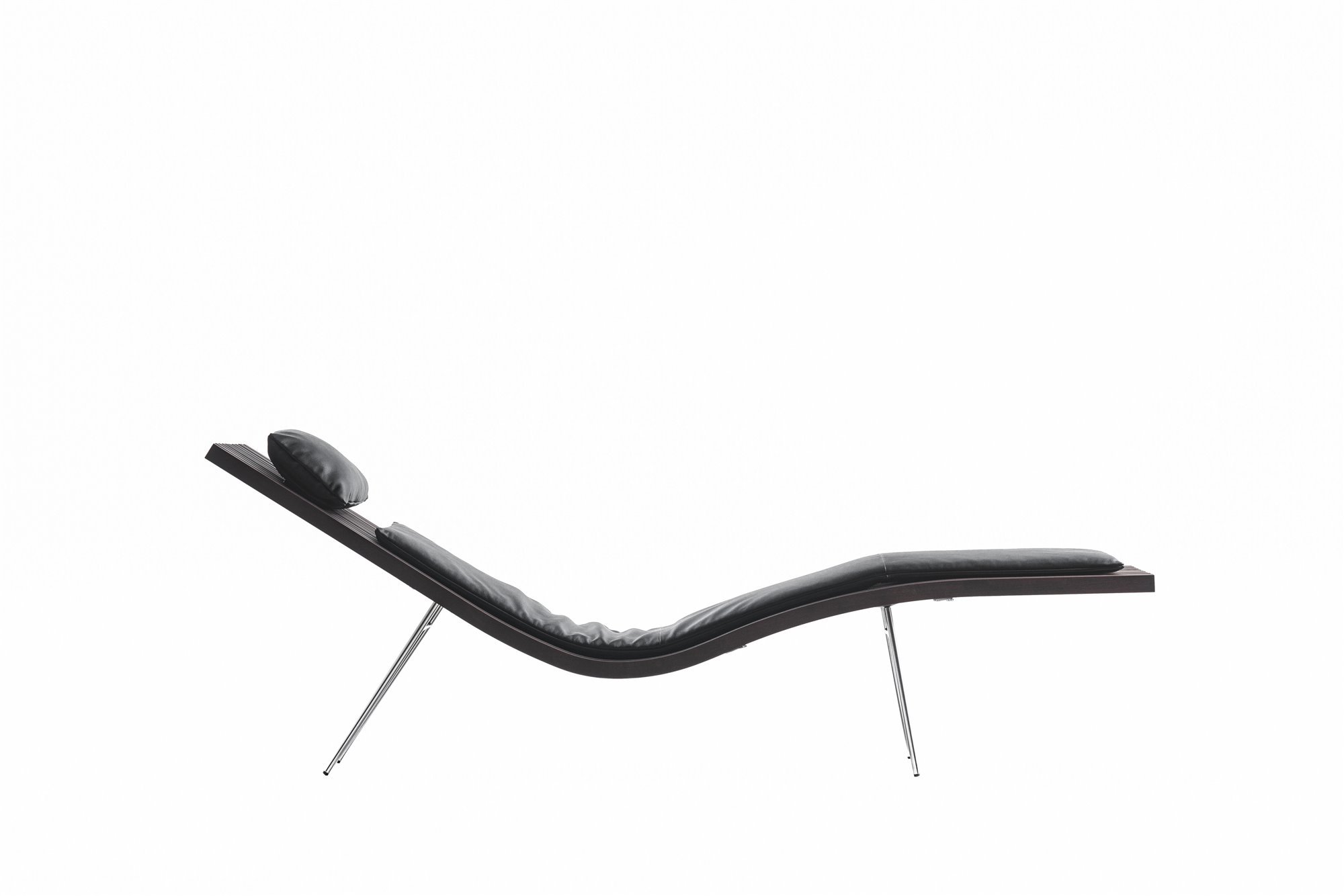 chaise longue negra de piel y madera de zumthor