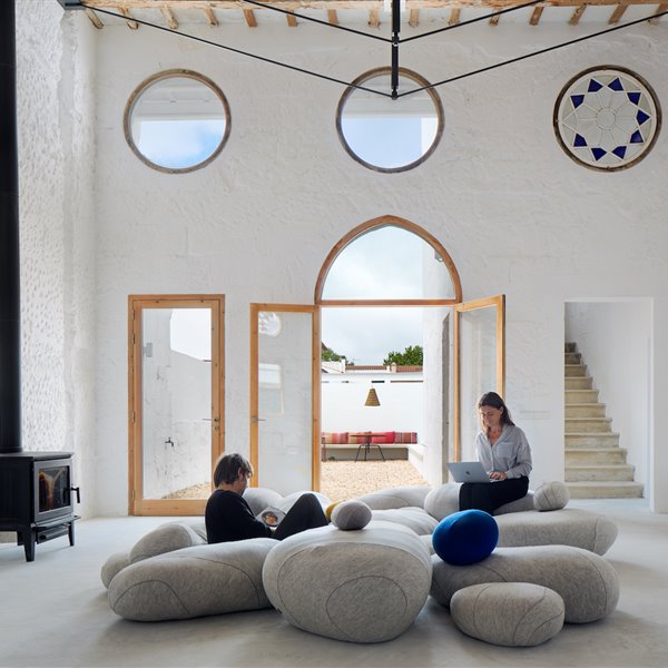 Una antigua escuela de Menorca se transforma en una casa pensada para convivir