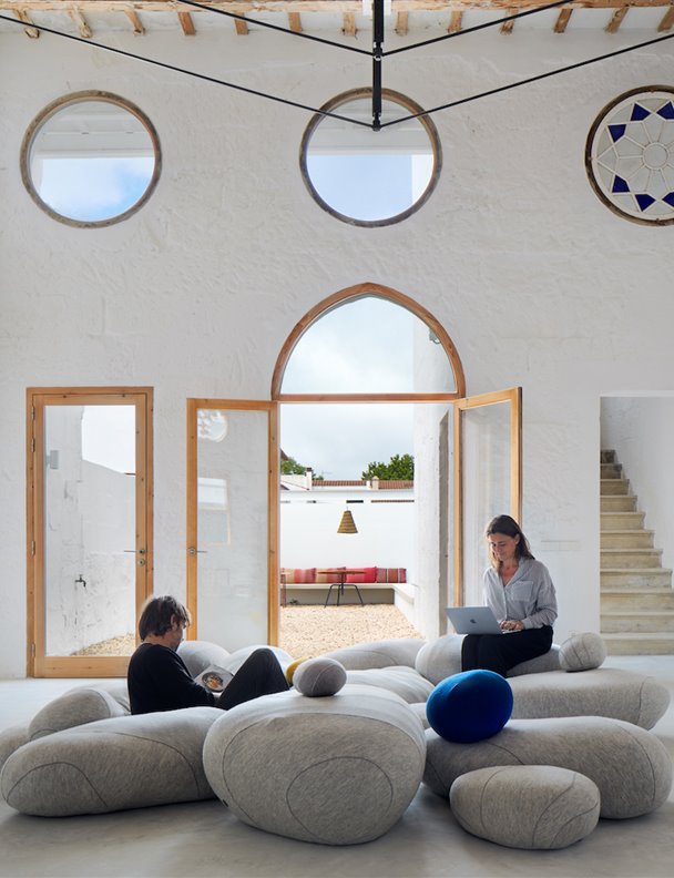 Una antigua escuela de Menorca se transforma en una casa pensada para convivir