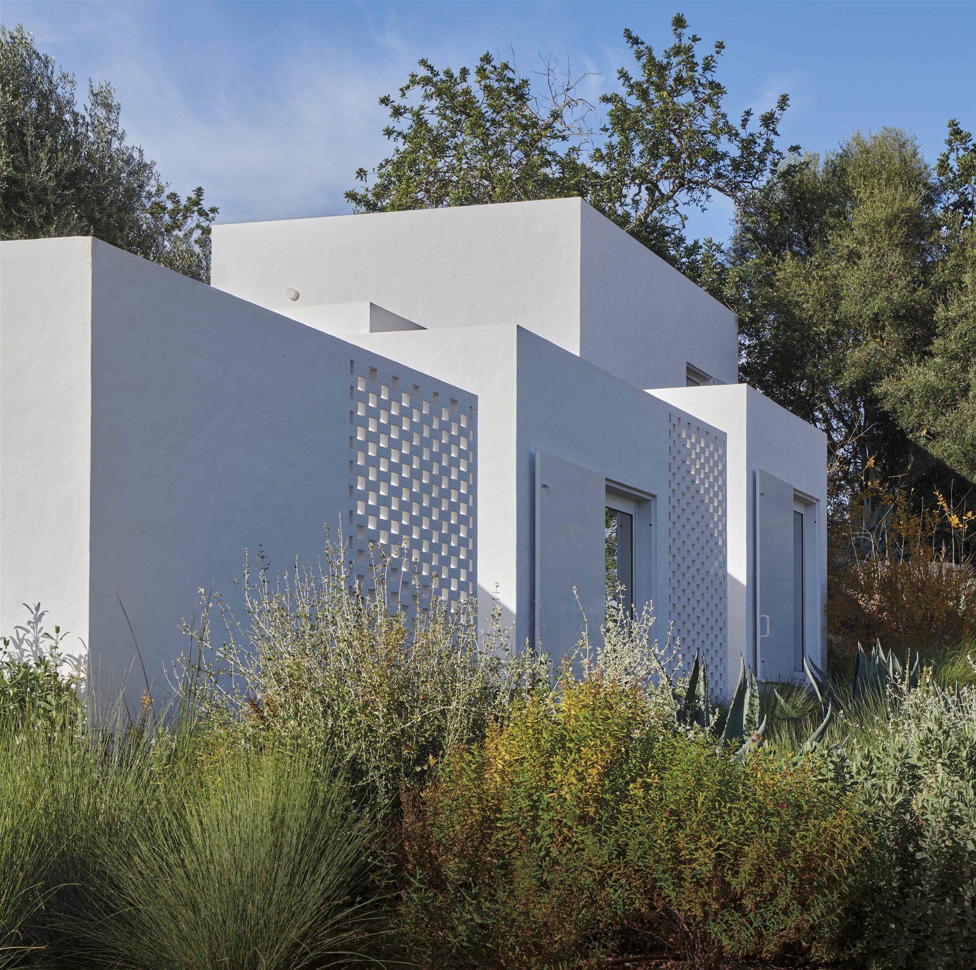 fachada casa algarve cubos blancos de rua atelier