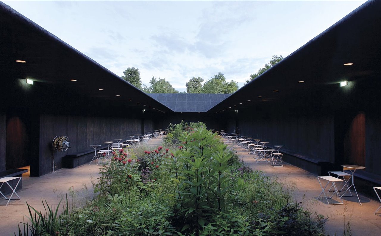 Peter Zumthor diseñó el pabellón de la Serpentine Gallery de Londres en 2011, y para él creó también las mesas y los taburetes de exterior. 