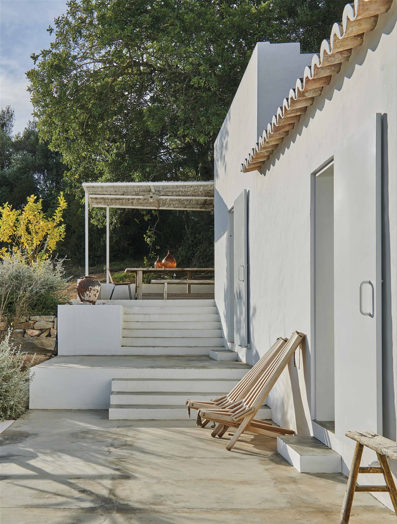 patio en el algarve con hamaca de madera y botijo estilo rural