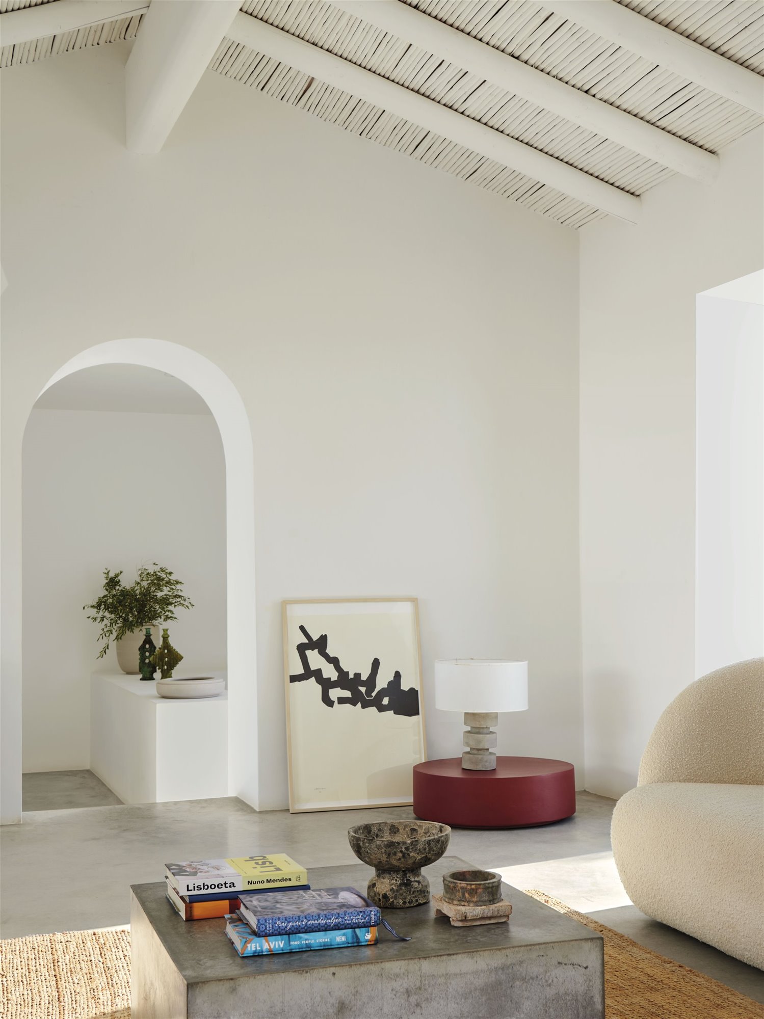 salón blanco con sofá y una mesa roja