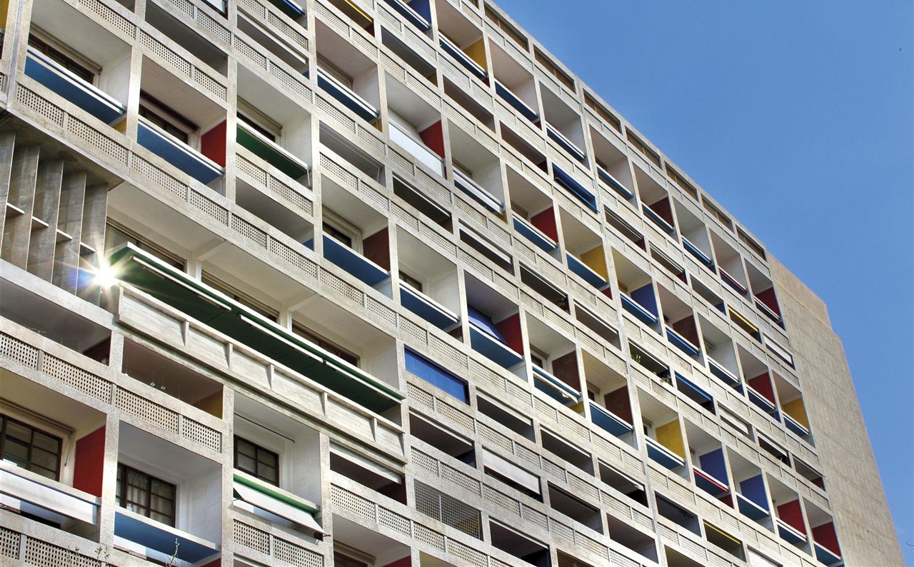 La Unidad de Habitación de Marsella (1952) es un hito de la arquitectura moderna y un claro ejemplo del atrevimiento y voluntad de renovación técnica de Le Corbusier