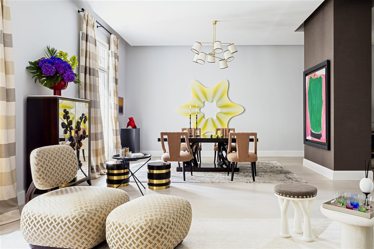 La gran mesa de comedor mezcla un estilo clásico y moderno y está hecha en ébano y caoba y acabada en laca mate oscuro. Su diseño es un elemento fundamental a la hora de mezclar estilos y geometrías.