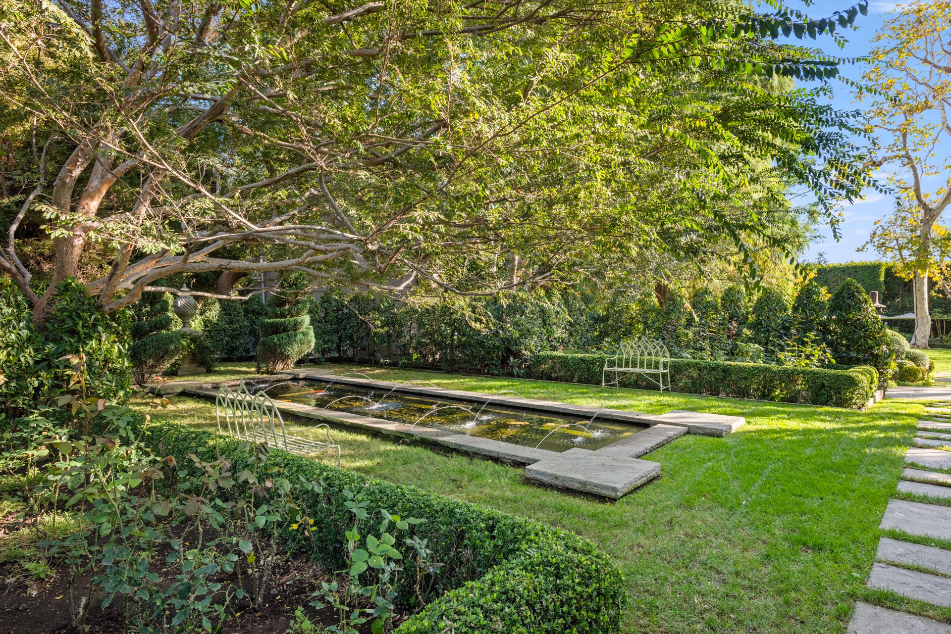mansión robbie williams los angeles jardín con estanque