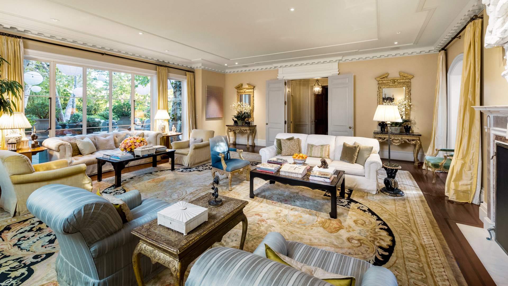 mansión robbie williams los angeles salón decoración dorada estilo clásico