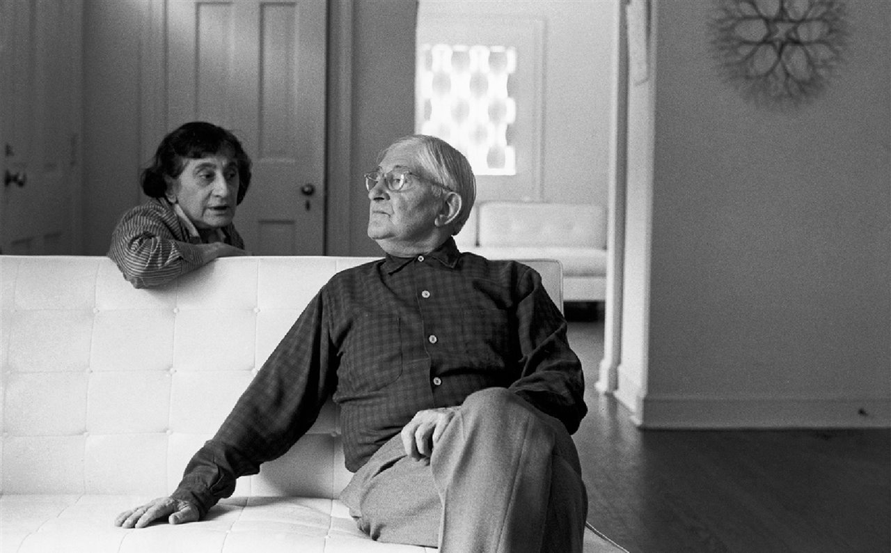 Anni y Josef Albers en su casa de Orange, Connecticut (EE.UU.) en 1968. Su estrecha relación se tradujo en un apoyo y estímulo mutuos dentro de un diálogo respetuoso e ininterrumpido.