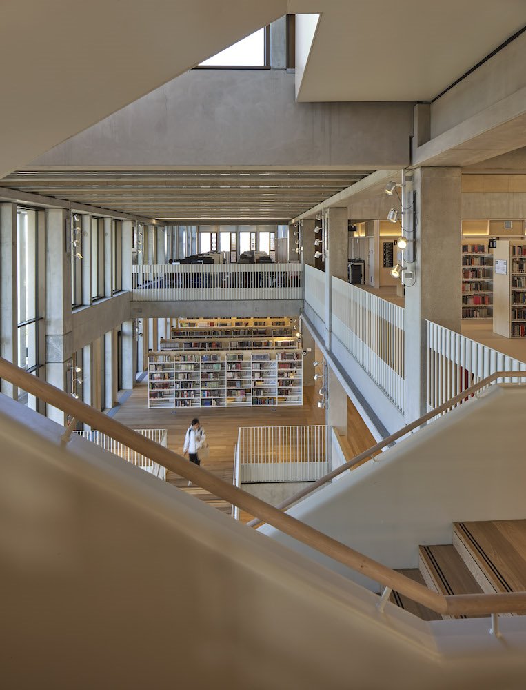 Town House se adapta a los usos de danza, biblioteca y espacios de estudio utilizando capas de silencio y capas de sonido que funcionan perfectamente bien juntas.