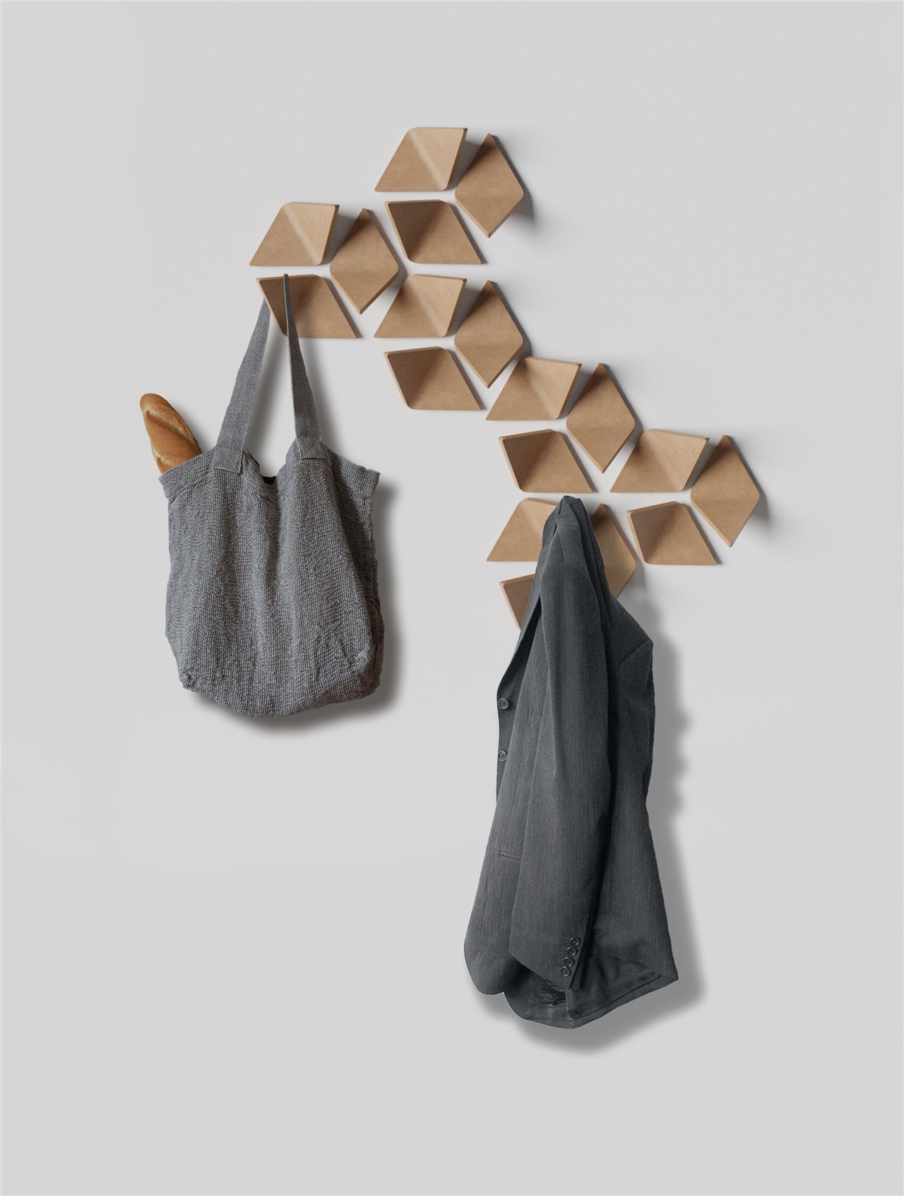 Cada colgador mide 15x9x1cm y el pack de tres está a la venta por 48 euros.