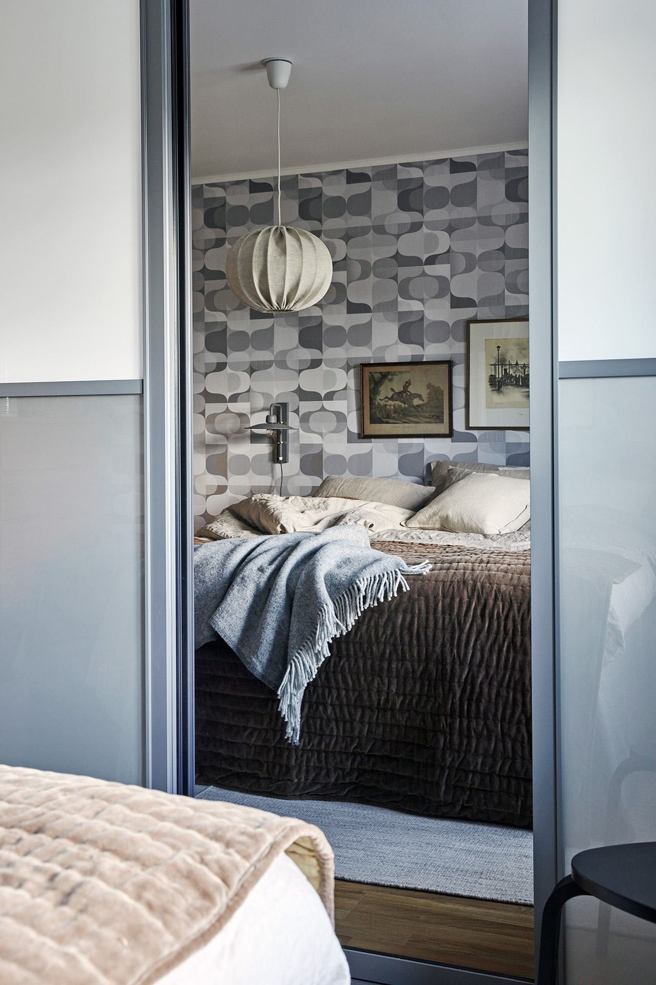 Casa en el campo con decoracion nordica dormitorio con papel pintado