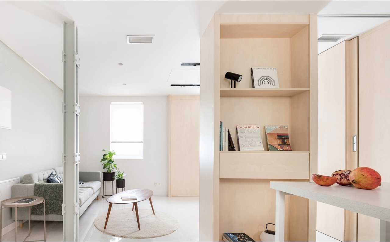 Los elementos arquitectónicos pueden jugar a tu favor, solo tienes que aprender a utilizarlos. Una columna puede convertirse en el elemento perfecto para crear dos ambientes sin necesidad de recurrir a un tabique. 