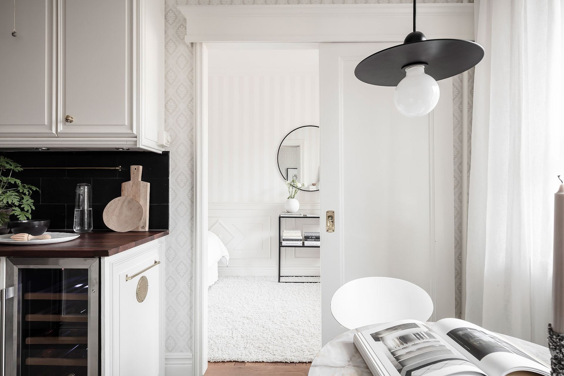 piso-con-decoracion-nordica-comedor-con-lampara-negra
