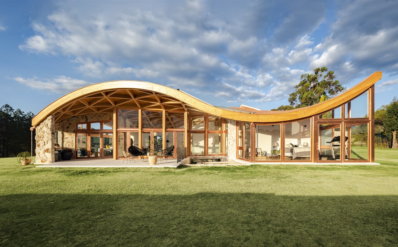 "La madera laminada fue nuestro material de elección, tanto por sus propiedades flexibles así como por la sensación natural", dicen los arquitectos.