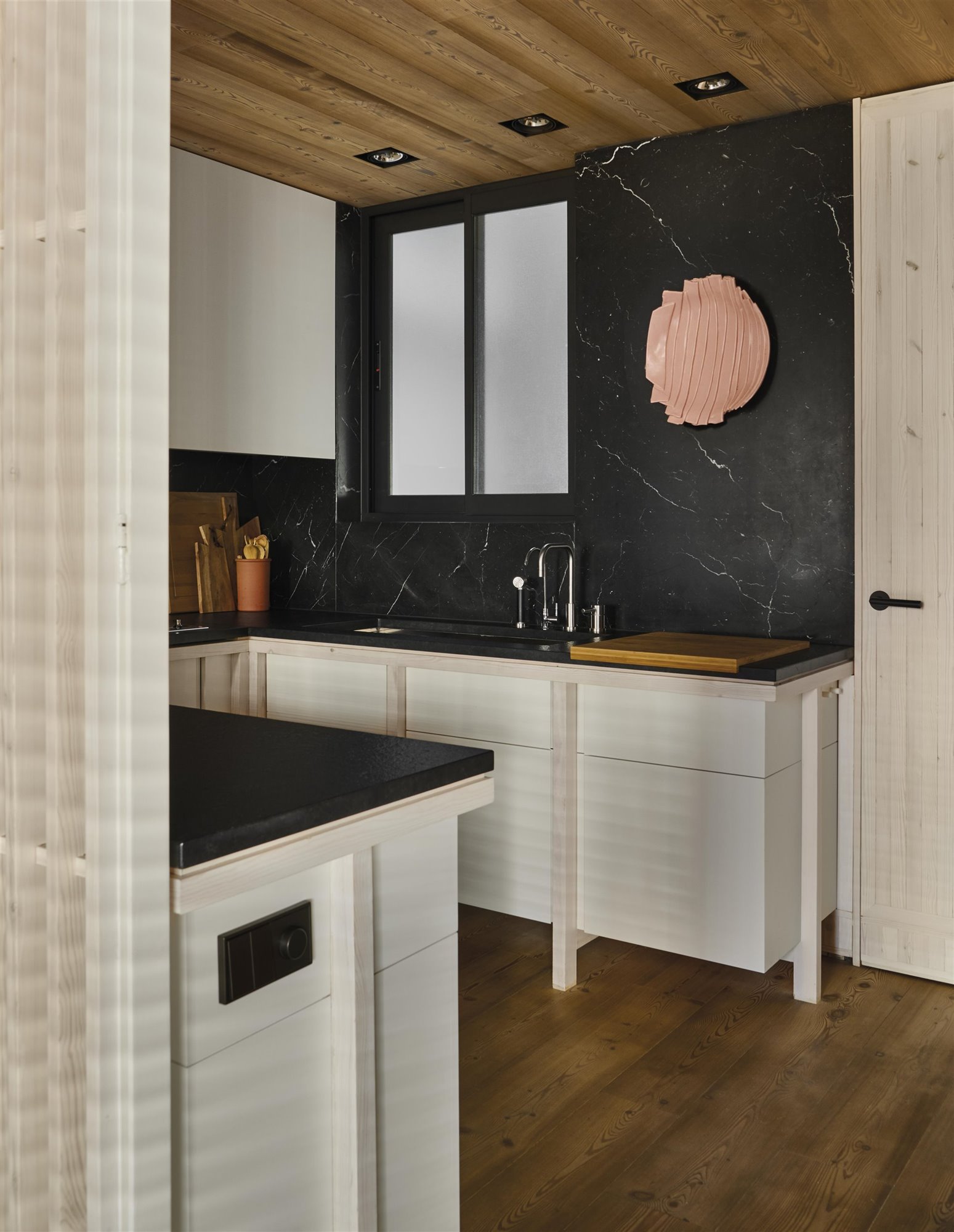 bergnes de las casas cocina negro y blanco